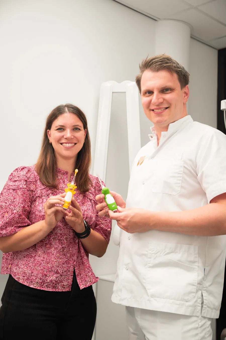 Tandartsen van Tandartspraktijk De Prins met Loby tandenborstels