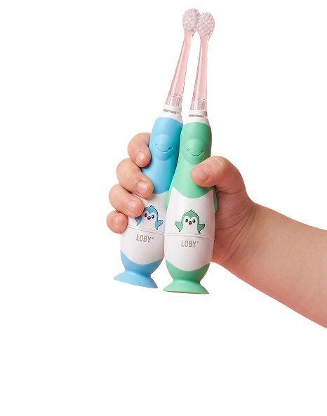 Kinderhand met twee Loby tandenborstels